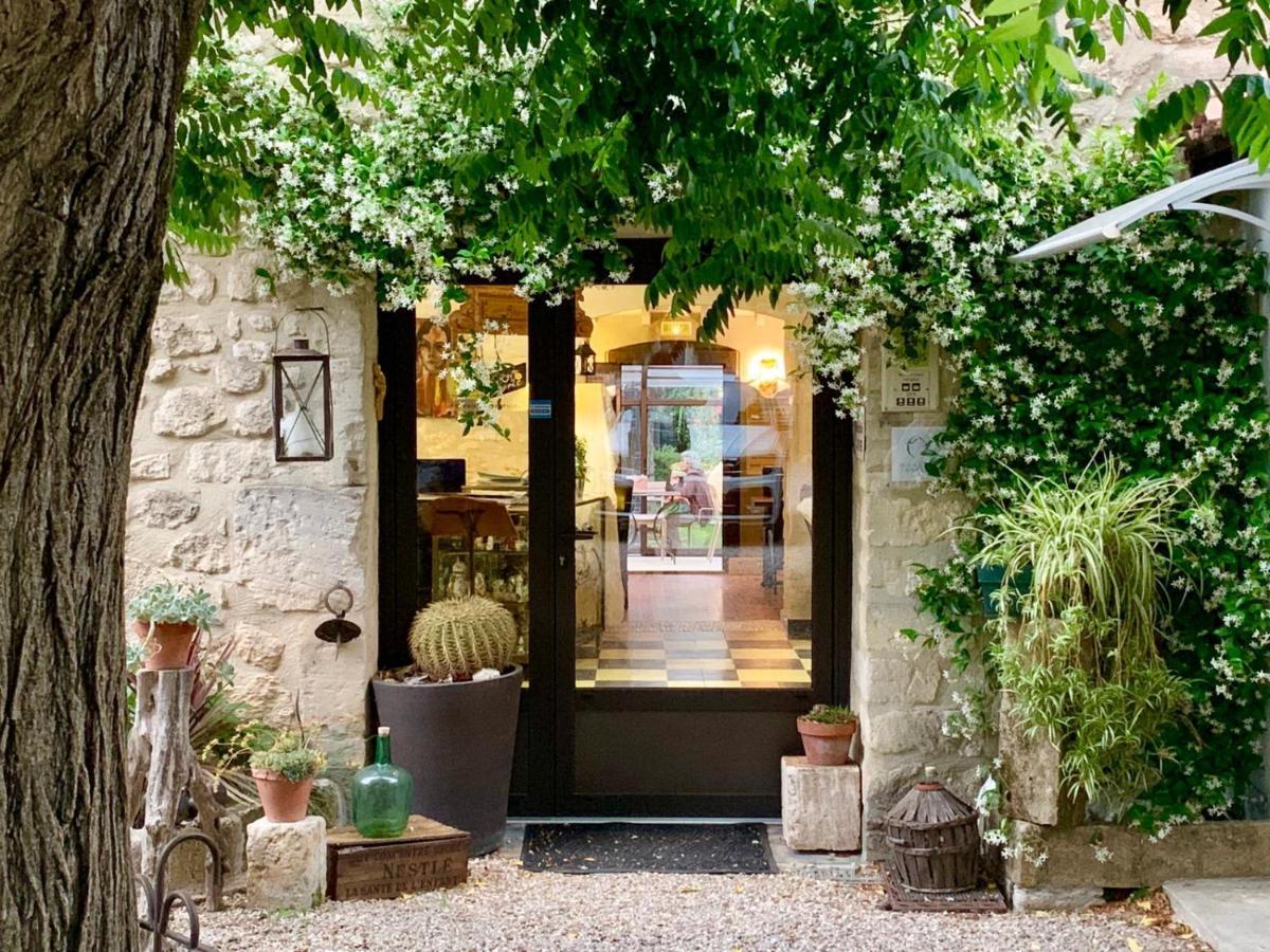 Logis Hotel Restaurant Hostellerie De La Tour Fontvieille Exterior foto
